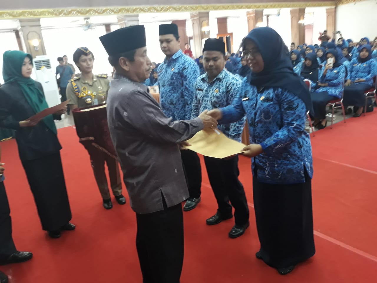 Bupati Sijunjung Yuswir Arifin, menyerahkan secara simbolis SK CPNS formasi 2018